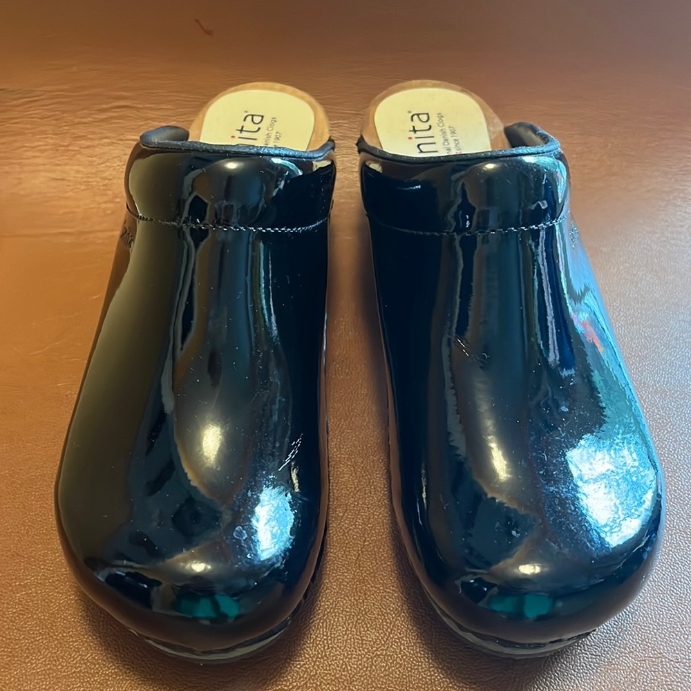 Sanita black patent open back clogs Size 39 Like New Condition